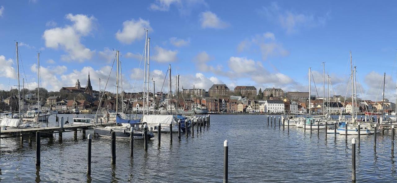Am Kleinen Muehlenteich - Zentrale Ruhige Lage Mit Parkplatz Und Fahrraedern Lägenhet Flensburg Exteriör bild