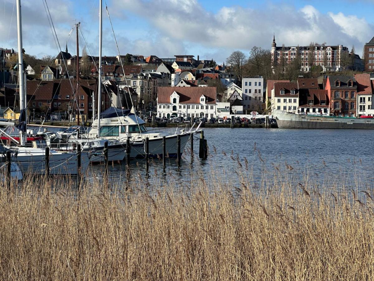 Am Kleinen Muehlenteich - Zentrale Ruhige Lage Mit Parkplatz Und Fahrraedern Lägenhet Flensburg Exteriör bild